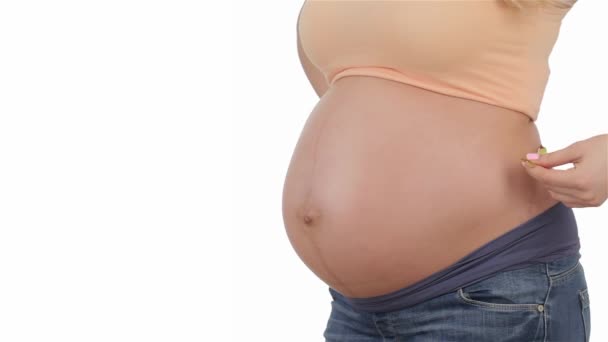 孕妇腹部测量的特写 白种妇女测量她怀孕的肚子通过测量磁带 孕妇测量她的腹部从背部到肚脐 — 图库视频影像