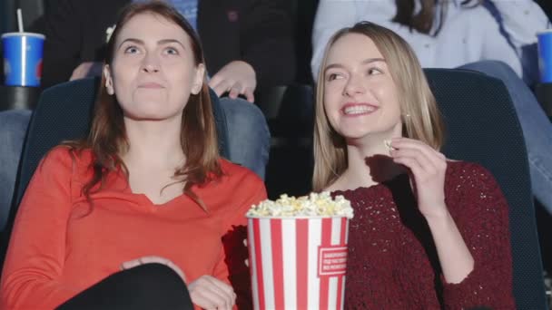 Tonåringar Tuggad Popcorn Med Soda Och Njuta Filmer Vänner Film — Stockvideo