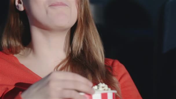 Patlamış Mısır Çiğneme Kız Kadar Yakın Arkadaşlar Bir Film Izlerken — Stok video