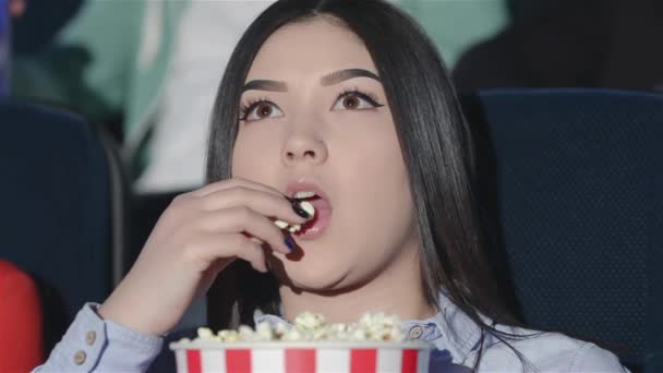 亚洲女孩在一起看电影爆米花一桶 在电影院看电影的朋友们 电影院 娱乐和人们的观念 快乐的朋友 看电影的影院 夫妇和其他人 — 图库视频影像