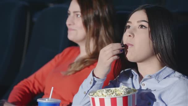 Chica Asiática Con Una Novia Película Amigos Cine Viendo Una — Vídeos de Stock