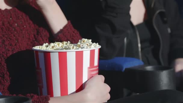 Bliska Ręki Trzymającej Wiadro Popcornu Przyjaciele Kinie Oglądając Film Kino — Wideo stockowe