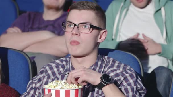 那个家伙在电影院里显示一个嘘的手势 在电影院看电影的朋友们 电影院 娱乐和人们的观念 快乐的朋友 看电影的影院 夫妇和其他人吃的 — 图库视频影像