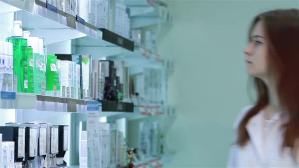 Аптекарь Химик Стоящая Аптеке Медицина Аптека Люди Здравоохранение Медицина Фармацевт — стоковое видео