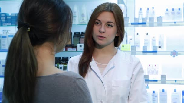 Фармацевт Предлагает Покупателю Медикаменты Аптеке Медицина Аптека Люди Здравоохранение Медицина — стоковое видео