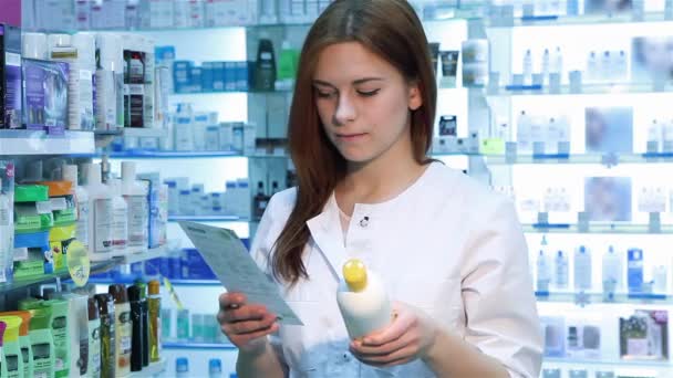 Lékárník Lékárna Žena Stojí Lékárně Lékárna Receptem Medicíny Farmacie Lidé — Stock video