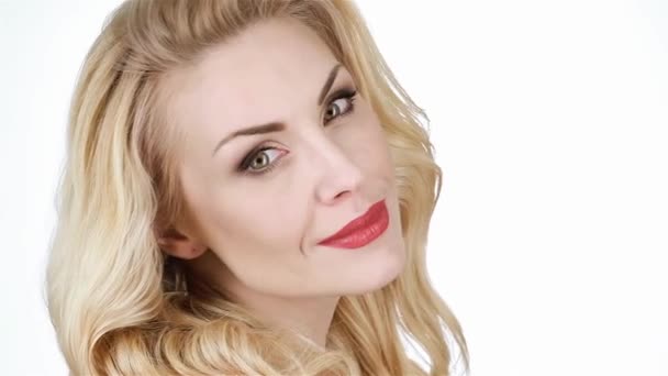 Vacker Blondin Med Blomma Porträtt Vacker Kvinna Vit Bakgrund Vacker — Stockvideo