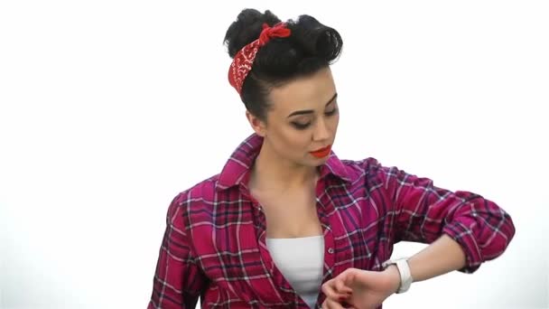 Pin Girl Patrzeć Zegarek Piękna Młoda Kobieta Makijaż Fryzura Pozowanie — Wideo stockowe