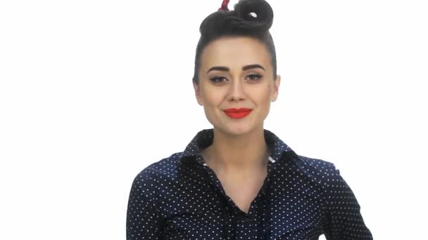 Wanita Muda Cantik Dengan Pin Make Dan Gaya Rambut Berpose — Stok Video