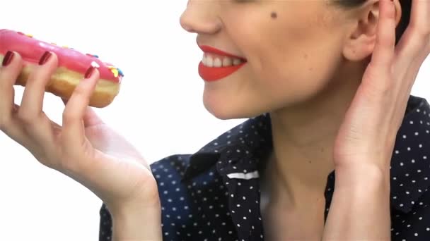 Sluit Pin Meisje Met Donut Mooie Jonge Vrouw Make Kapsel — Stockvideo