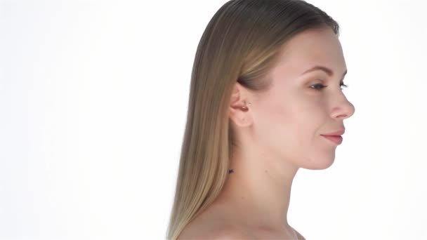 Hezká Blondýnka Zatáček Úsměvy Portrét Krásné Ženy Bílém Pozadí Krása — Stock video