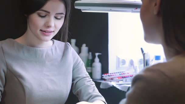 Mujer Caucásica Joven Recibiendo Una Manicura Una Mujer Salón Manicura — Vídeo de stock