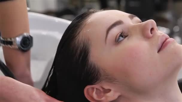 Güzellik Salonunda Şampuanlama Yakın Çekim Saç Bakımı Modern Spa Salonda — Stok video
