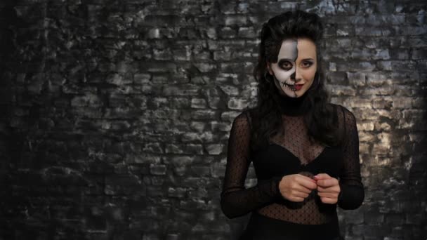 Belle Femme Avec Squelette Maquillage Posant Sur Fond Noir Mur — Video