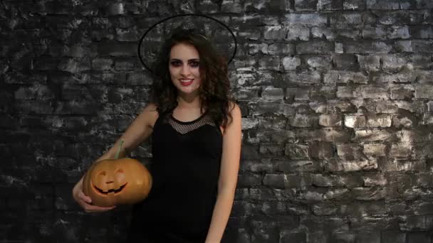 Kobiety Wizerunku Czarodziejki Pozujące Czarnym Tle Ceglanego Muru Koncepcje Halloween — Wideo stockowe
