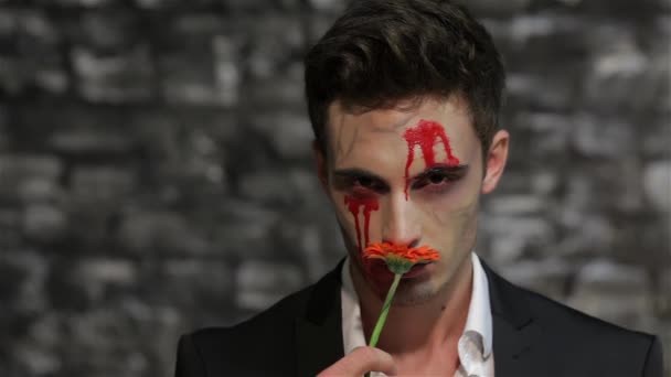 Mężczyzna Wampir Pachnący Kwiatem Daje Rack Focus Kwiat Człowiek Wizerunku — Wideo stockowe