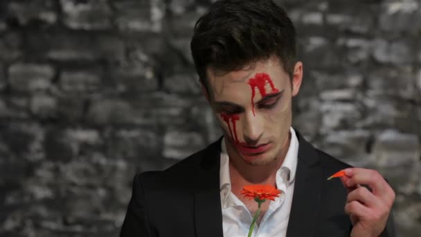 Vampiro Macho Dice Fortunas Desgarrando Pétalos Hombre Imagen Del Vampiro — Vídeo de stock