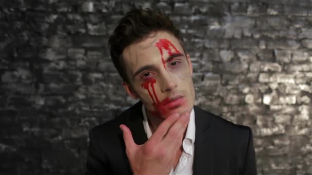 Vampiro Masculino Prega Homem Imagem Vampiro Posando Fundo Preto Uma — Vídeo de Stock