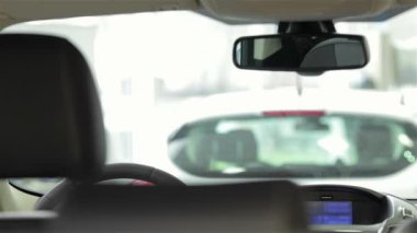 Kadın araba satın alma. Otomatik iş, araç satış, bayilik, Kiralama, teknoloji ve insan kavramı. Araç, Kiralama, otomotiv kavramı. Ticari fuar ve Kiralık Araç konsepti. Genç kadın