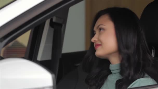 Молодая Женщина Машины Автобизнес Продажа Автомобилей Дилерство Аренда Технология Концепция — стоковое видео