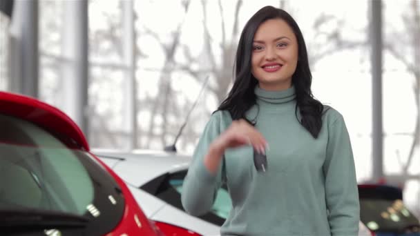 Uśmiechnięta Kobieta Kluczyk Poza Auto Biznes Sprzedaż Samochodów Aso Wypożyczalnia — Wideo stockowe