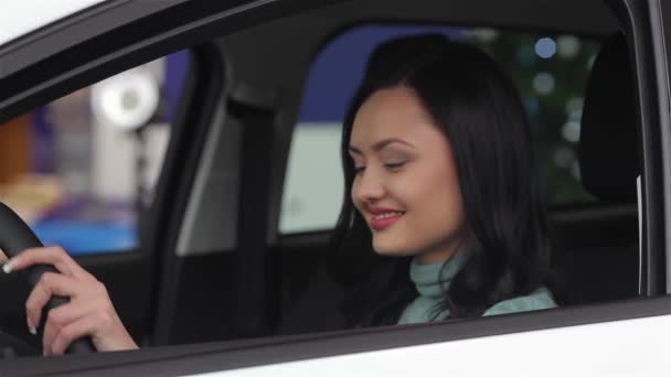 Kobieta Wyświetlono Klucz Jej Nowy Samochód Auto Biznes Sprzedaż Samochodów — Wideo stockowe