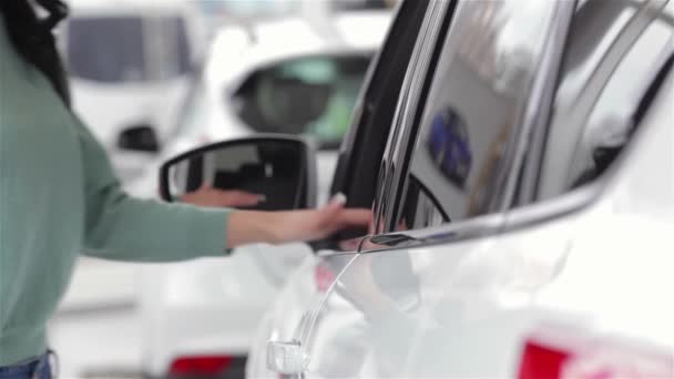 Kobieta Bada Jego Nowy Kolor Samochodu Auto Biznes Sprzedaż Samochodów — Wideo stockowe