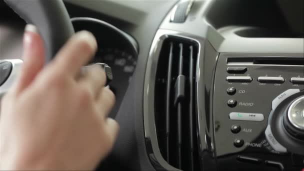 Detalhe Uma Mão Mulher Dentro Carro Negócios Automobilísticos Venda Carros — Vídeo de Stock