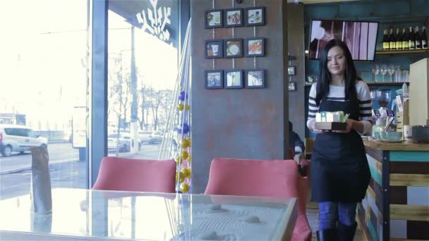 Servicefrau Mit Einem Lächeln Eine Charmante Kellnerin Einem Café Nimmt — Stockvideo