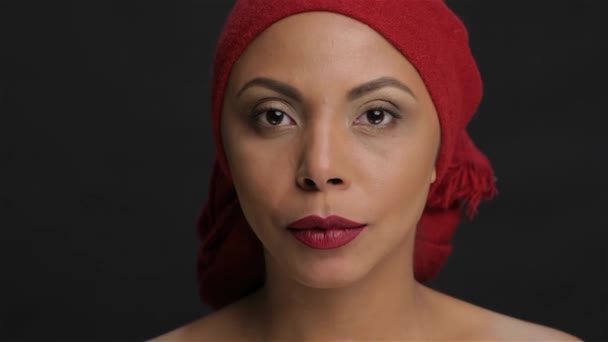 Κορίτσι Κόκκινο Κασκόλ Χτύπημα Φιλί Αφρικανική Γυναίκα Ένα Κόκκινο Κεφάλι — Αρχείο Βίντεο