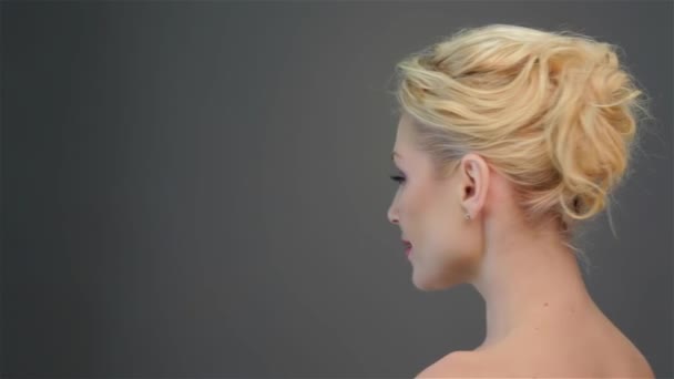 Attraktive Blondine Wirft Einen Blick Porträt Einer Schönen Frau Auf — Stockvideo