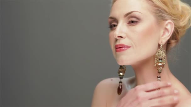 Fille Posant Gracieusement Avec Des Embellissements Portrait Belle Femme Sur — Video