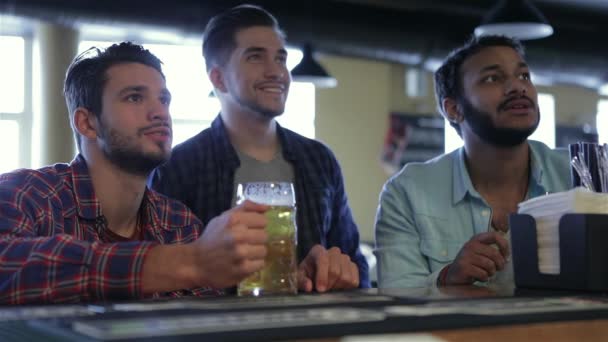 友谊和学士方概念 快乐的男性朋友喝啤酒在酒吧或酒馆 年轻男子们喝酒 聊天在咖啡馆里 老朋友见面 庆祝成功 — 图库视频影像
