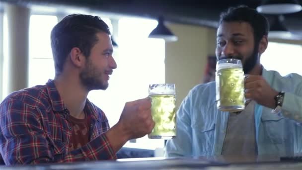 バーでのサッカーファン つの幸せなフットボールのファン バーで応援と飲むビール レジャー 友情と 独身パーティー コンセプト 幸せの男性の友人でビールを飲みながらバーやパブ — ストック動画