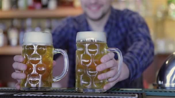 Dospělý Muž Drží Pivní Sklenice Usmívá Lidé Volný Čas Přátelství — Stock video