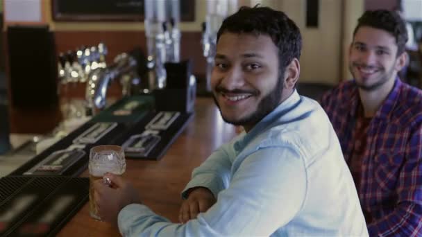 顶视图的两个快乐的年轻人互相交谈和在酒吧喝啤酒时打手势计数器 友谊和学士方概念 快乐的男性朋友喝酒 — 图库视频影像