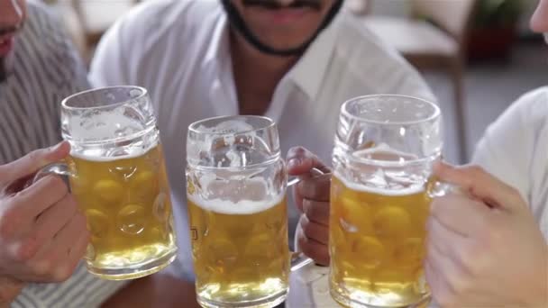 成功を歓迎する バーで一緒に座っている間 カジュアルなウェアでビールを飲む3人の幸せな若者のトップビュー レジャー 独身パーティーのコンセプト 幸せな男性の友人 — ストック動画