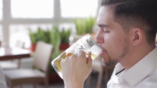 Buena Cerveza Retrato Jóvenes Guapos Bebiendo Cerveza Pub Personas Ocio — Vídeos de Stock