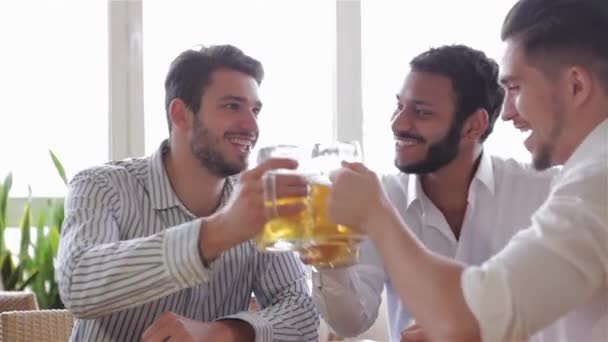 Zdraví Nás Tři Veselí Mladí Muži Neformálních Šatech Připíjejí Pivo — Stock video