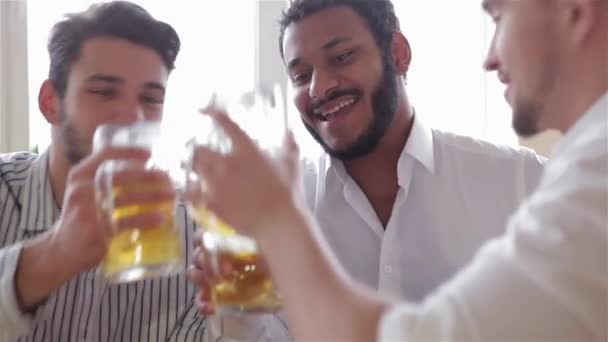 与啤酒杯子上酒馆 无比快乐的朋友微笑 友谊和学士方概念 快乐的男性朋友喝啤酒在酒吧或酒馆 年轻男子喝酒 — 图库视频影像
