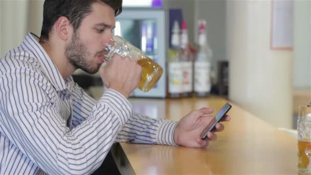 一名年轻男子拿着一杯啤酒的画像 友谊和学士方概念 快乐的男性朋友喝啤酒在酒吧或酒馆 年轻男子喝酒 聊天中 — 图库视频影像