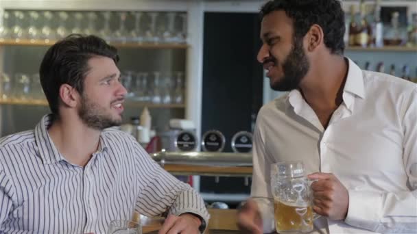 バーの若者 レジャー 友情と 独身パーティー コンセプト 幸せの男性の友人でビールを飲みながらバーやパブ ビールを飲むと カフェで話している若い男性 旧友会 — ストック動画