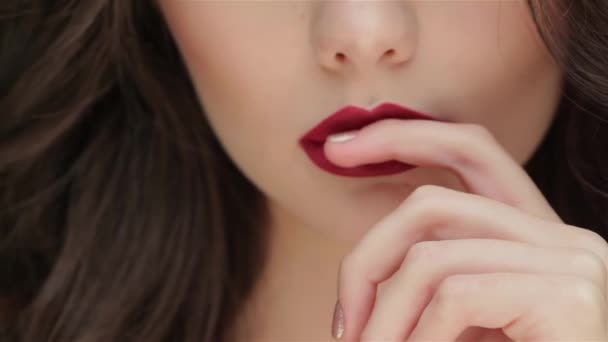 Fermez Doigt Sur Les Lèvres Une Jeune Fille Portrait Belle — Video