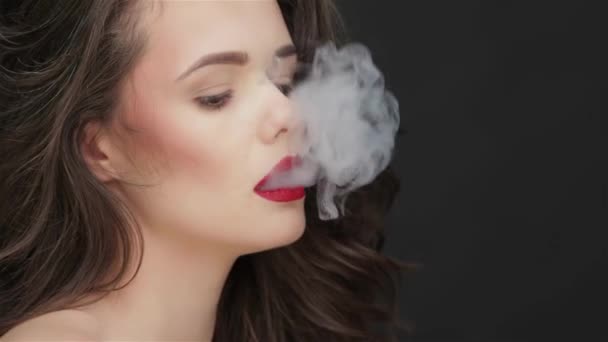 Понятие Вреда Курению Здоровью Портрет Красивой Женщины Черном Фоне Модель — стоковое видео