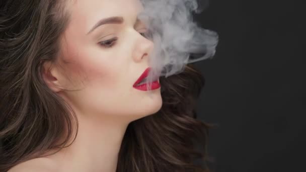 Concetto Rallentamento Del Fumo Ritratto Bella Donna Sfondo Nero Modello — Video Stock