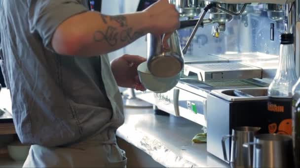 Morgon Kopp Varm Latte Stilig Hane Barista Att Göra Kaffe — Stockvideo