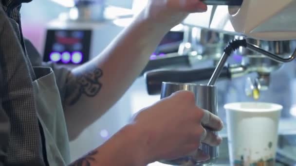 Barista Parze Mleka Cappuccino Gorącą Maszyny Przystojny Mężczyzna Barista Robienia — Wideo stockowe