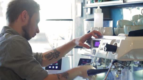 Barista Przygotowywanie Espresso Przystojny Mężczyzna Barista Robienia Kawy Uśmiechając Się — Wideo stockowe