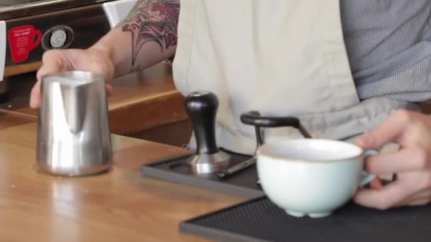 Närbild Bild Manliga Barista Förbereder Färskt Kaffe Stilig Hane Barista — Stockvideo