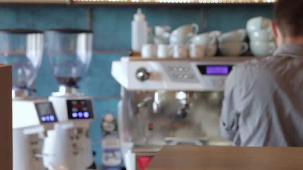 Atractivo Camarero Está Preparando Una Taza Café Cafetería Elaborándolo Con — Vídeos de Stock